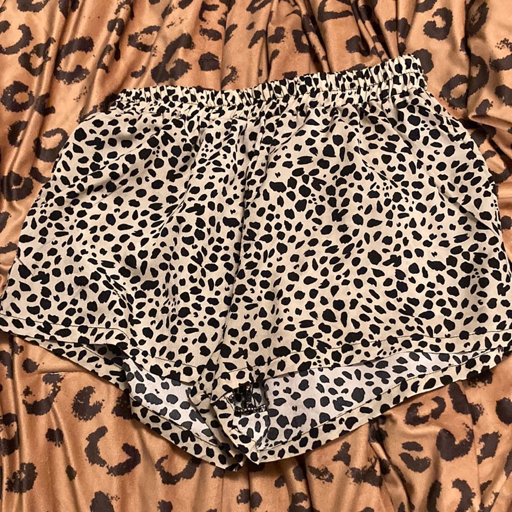 Doted flowy shorts